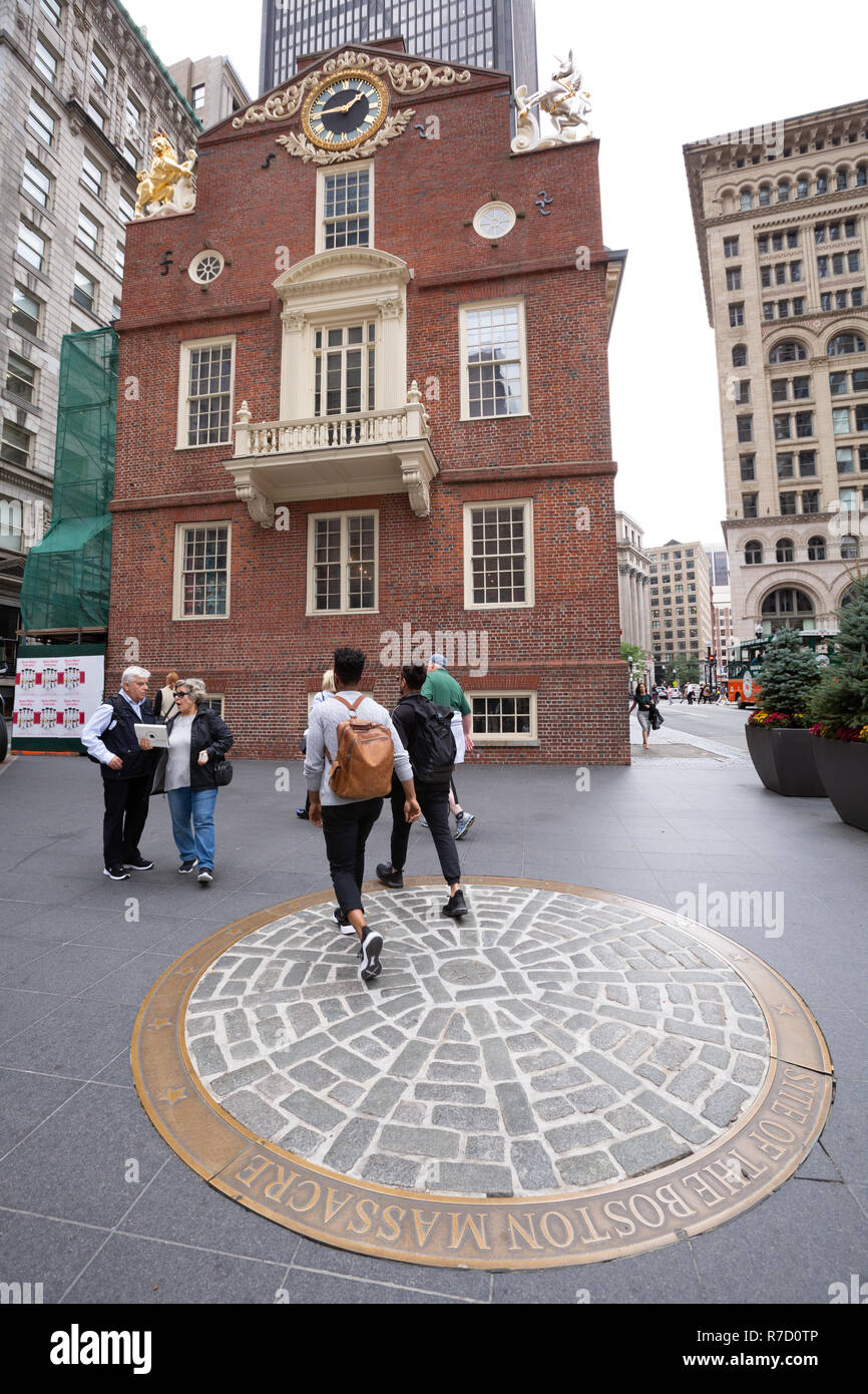 Un médaillon de la chaussée marque le site de la Massacre de Boston en face de l'Old State House sur le Freedom Trail à Boston, MA Banque D'Images