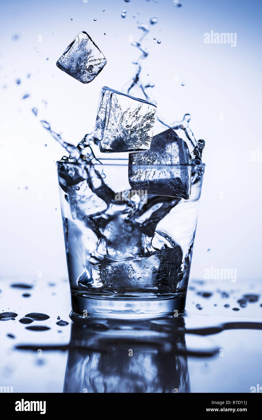 Splash Des Glacons Dans Un Verre D Eau Photo Stock Alamy