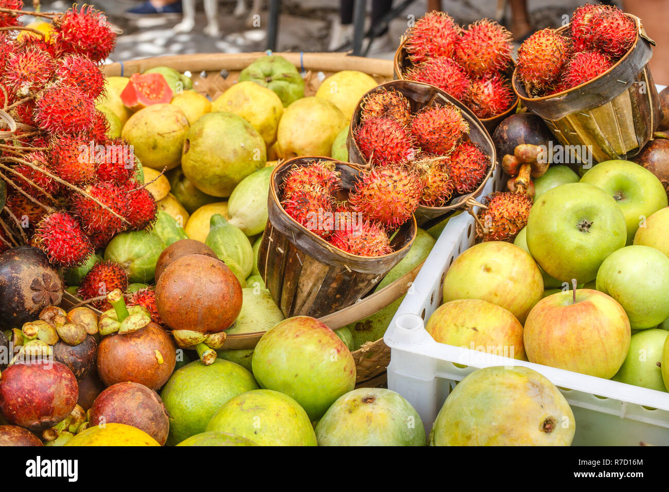 Les pommes, les mangoustans et ramboutans à un marché d'agriculteurs traditionnels, Bali, Indonésie. Banque D'Images