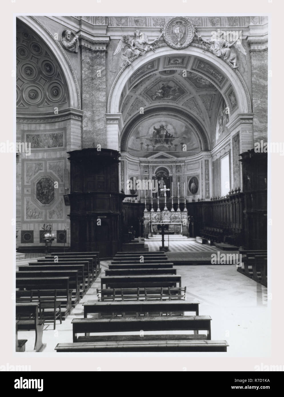 Latium Viterbo Montefiascone S. Margherita, Duomo, c'est mon l'Italie, l'Italie Pays de l'histoire visuelle, une vue sur l'extérieur de la façade de l'église en forme de dôme composé d'un portail néoclassique de 1840, par Paolo Gazola, balustrade et clochers d'accompagnement. Une vue sur l'intérieur de l'église construite sur un plan octaganal avec chapelles rayonnantes derrière l'autel principal est une statue en marbre du partron, Saint Margaret 18e siècle fresques à lunette et plafond de l'autel principal vierge à l'enfant et les Saints en terre cuite par della Robbia 17e et 18e siècle 16e siècle la crucifixion en bois retables orgue rococo-loft 18e ec Banque D'Images