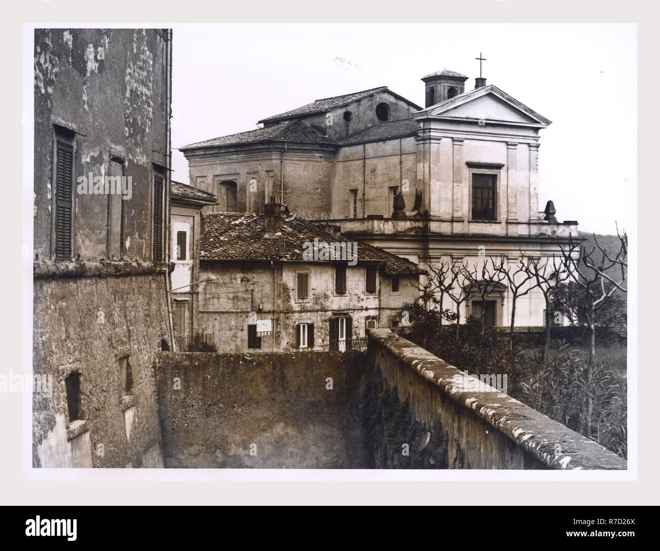 Latium Viterbo Oriolo Romano S. Giorgio, c'est mon l'Italie, l'Italie Pays de l'histoire visuelle, de l'architecture médiévale, la sculpture architecturale, lecturn candélabre Pascal et, de l'intérieur décoration en stuc. Cette église a été fondée au 16ème siècle, agrandie au 17ème siècle, remanié au xviiie siècle. Le bâtiment est la forme d'une croix grecque. Banque D'Images
