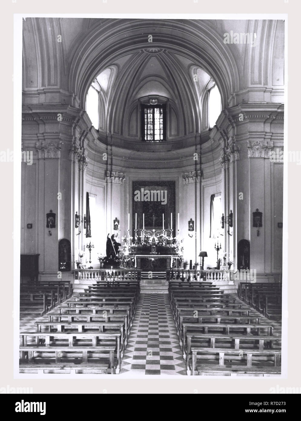 Latium Viterbo Oriolo Romano S. Giorgio, c'est mon l'Italie, l'Italie Pays de l'histoire visuelle, de l'architecture médiévale, la sculpture architecturale, lecturn candélabre Pascal et, de l'intérieur décoration en stuc. Cette église a été fondée au 16ème siècle, agrandie au 17ème siècle, remanié au xviiie siècle. Le bâtiment est la forme d'une croix grecque. Banque D'Images