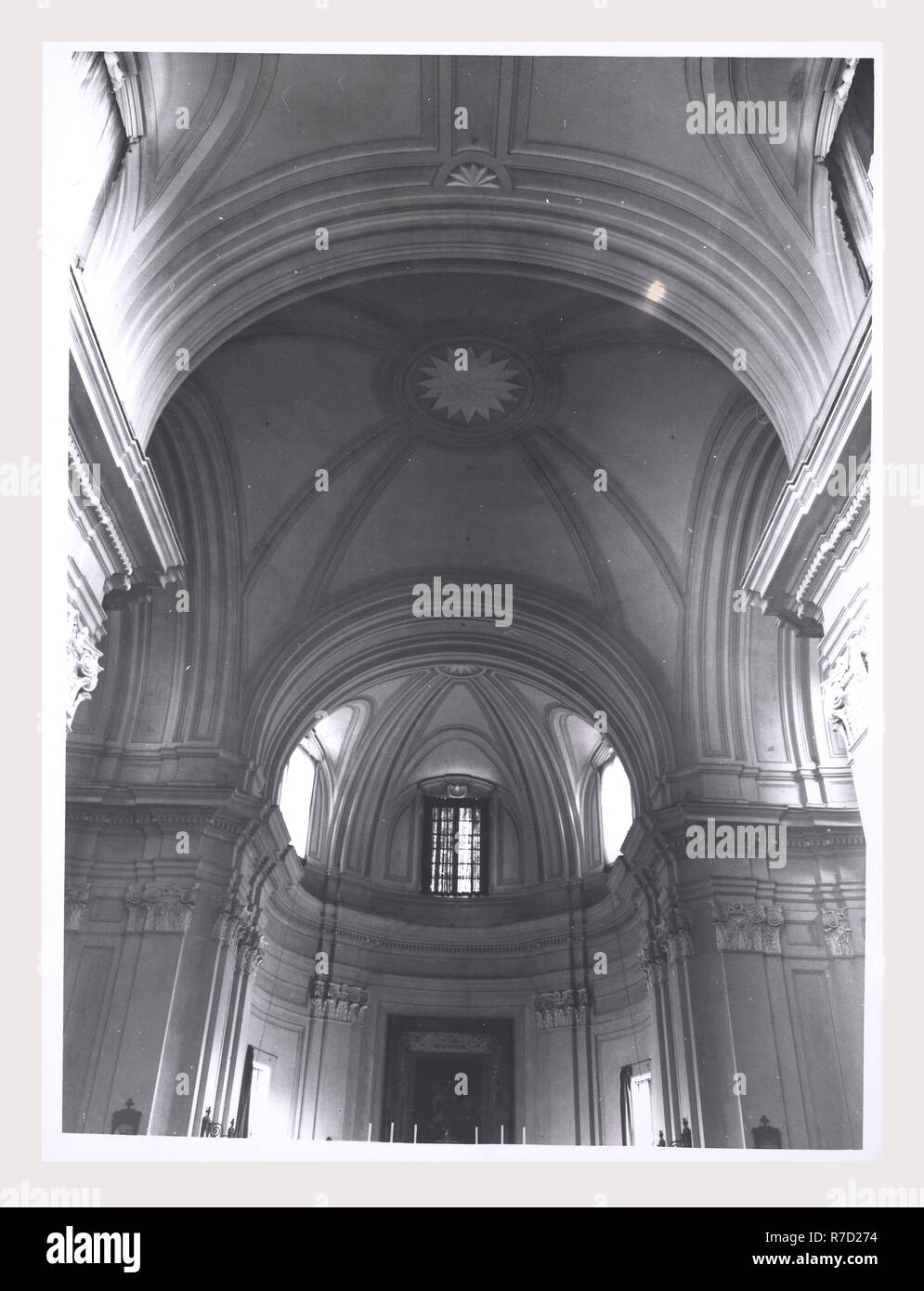 Latium Viterbo Oriolo Romano S. Giorgio, c'est mon l'Italie, l'Italie Pays de l'histoire visuelle, de l'architecture médiévale, la sculpture architecturale, lecturn candélabre Pascal et, de l'intérieur décoration en stuc. Cette église a été fondée au 16ème siècle, agrandie au 17ème siècle, remanié au xviiie siècle. Le bâtiment est la forme d'une croix grecque. Banque D'Images