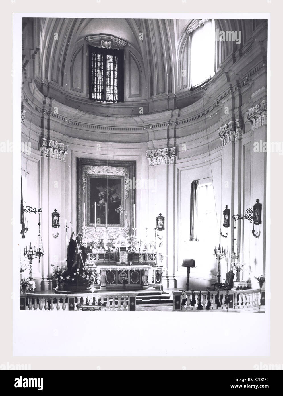 Latium Viterbo Oriolo Romano S. Giorgio, c'est mon l'Italie, l'Italie Pays de l'histoire visuelle, de l'architecture médiévale, la sculpture architecturale, lecturn candélabre Pascal et, de l'intérieur décoration en stuc. Cette église a été fondée au 16ème siècle, agrandie au 17ème siècle, remanié au xviiie siècle. Le bâtiment est la forme d'une croix grecque. Banque D'Images