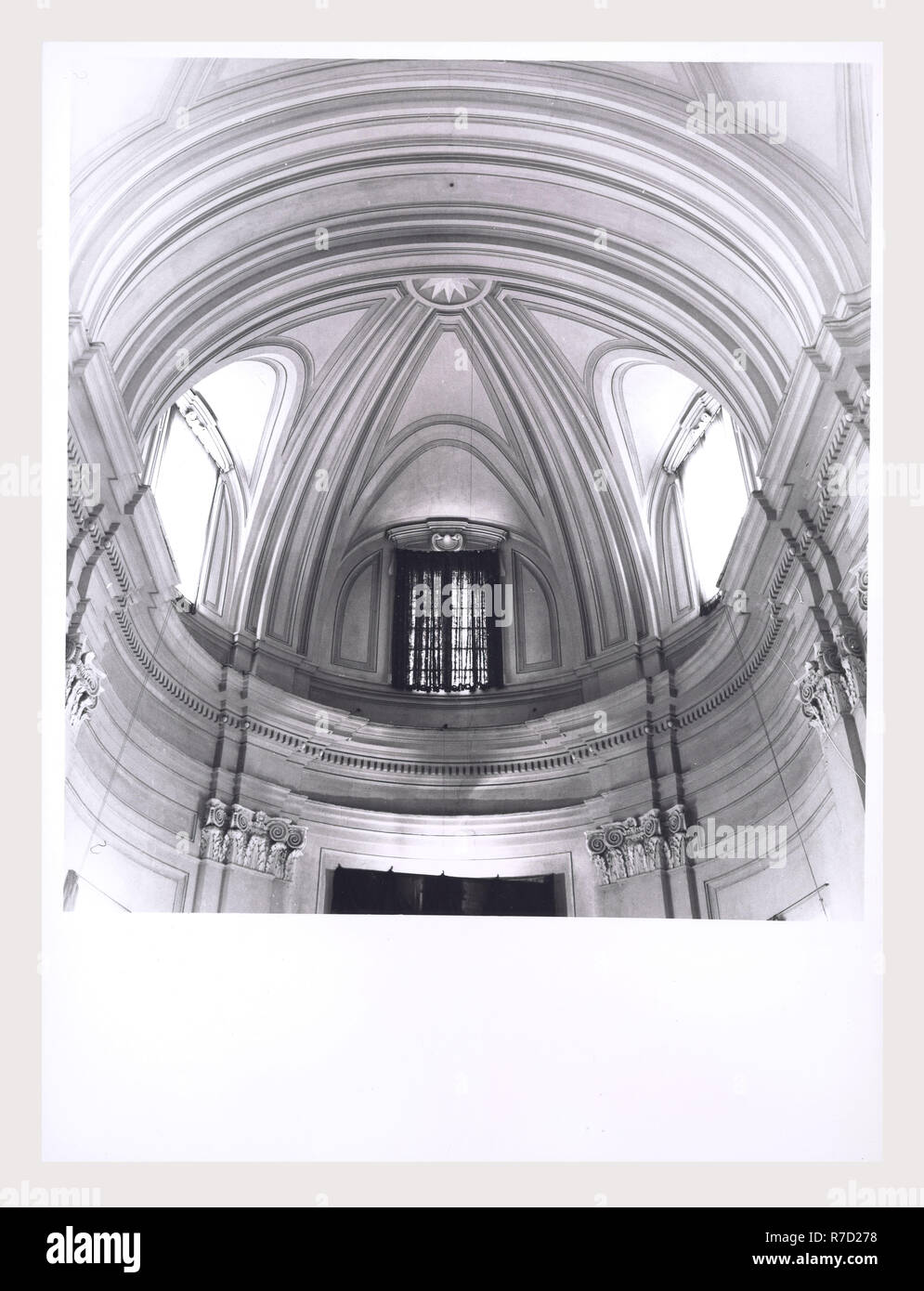 Latium Viterbo Oriolo Romano S. Giorgio, c'est mon l'Italie, l'Italie Pays de l'histoire visuelle, de l'architecture médiévale, la sculpture architecturale, lecturn candélabre Pascal et, de l'intérieur décoration en stuc. Cette église a été fondée au 16ème siècle, agrandie au 17ème siècle, remanié au xviiie siècle. Le bâtiment est la forme d'une croix grecque. Banque D'Images