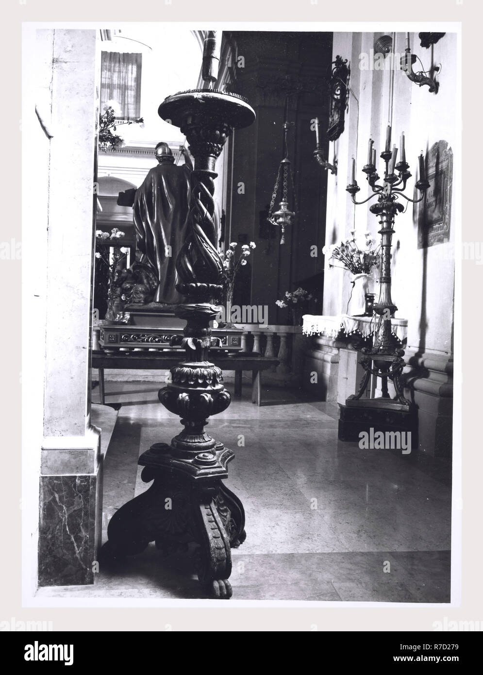 Latium Viterbo Oriolo Romano S. Giorgio, c'est mon l'Italie, l'Italie Pays de l'histoire visuelle, de l'architecture médiévale, la sculpture architecturale, lecturn candélabre Pascal et, de l'intérieur décoration en stuc. Cette église a été fondée au 16ème siècle, agrandie au 17ème siècle, remanié au xviiie siècle. Le bâtiment est la forme d'une croix grecque. Banque D'Images