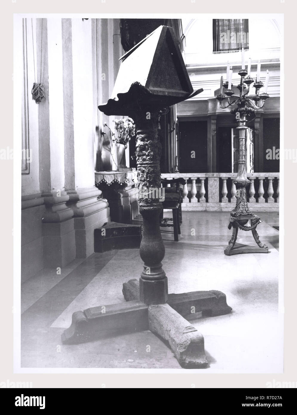 Latium Viterbo Oriolo Romano S. Giorgio, c'est mon l'Italie, l'Italie Pays de l'histoire visuelle, de l'architecture médiévale, la sculpture architecturale, lecturn candélabre Pascal et, de l'intérieur décoration en stuc. Cette église a été fondée au 16ème siècle, agrandie au 17ème siècle, remanié au xviiie siècle. Le bâtiment est la forme d'une croix grecque. Banque D'Images