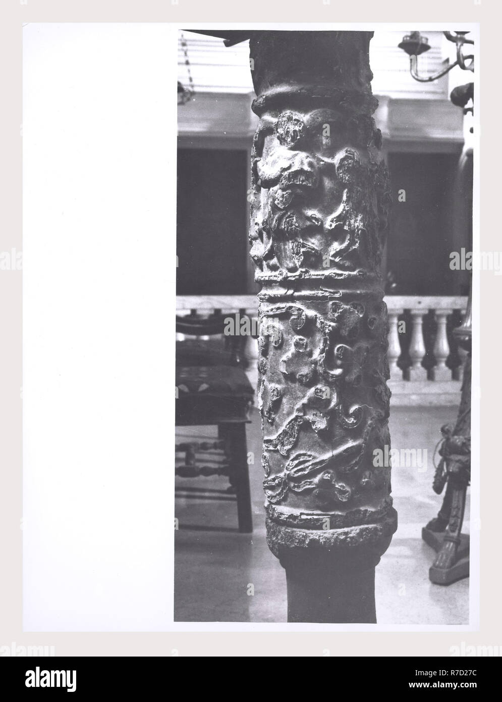 Latium Viterbo Oriolo Romano S. Giorgio, c'est mon l'Italie, l'Italie Pays de l'histoire visuelle, de l'architecture médiévale, la sculpture architecturale, lecturn candélabre Pascal et, de l'intérieur décoration en stuc. Cette église a été fondée au 16ème siècle, agrandie au 17ème siècle, remanié au xviiie siècle. Le bâtiment est la forme d'une croix grecque. Banque D'Images