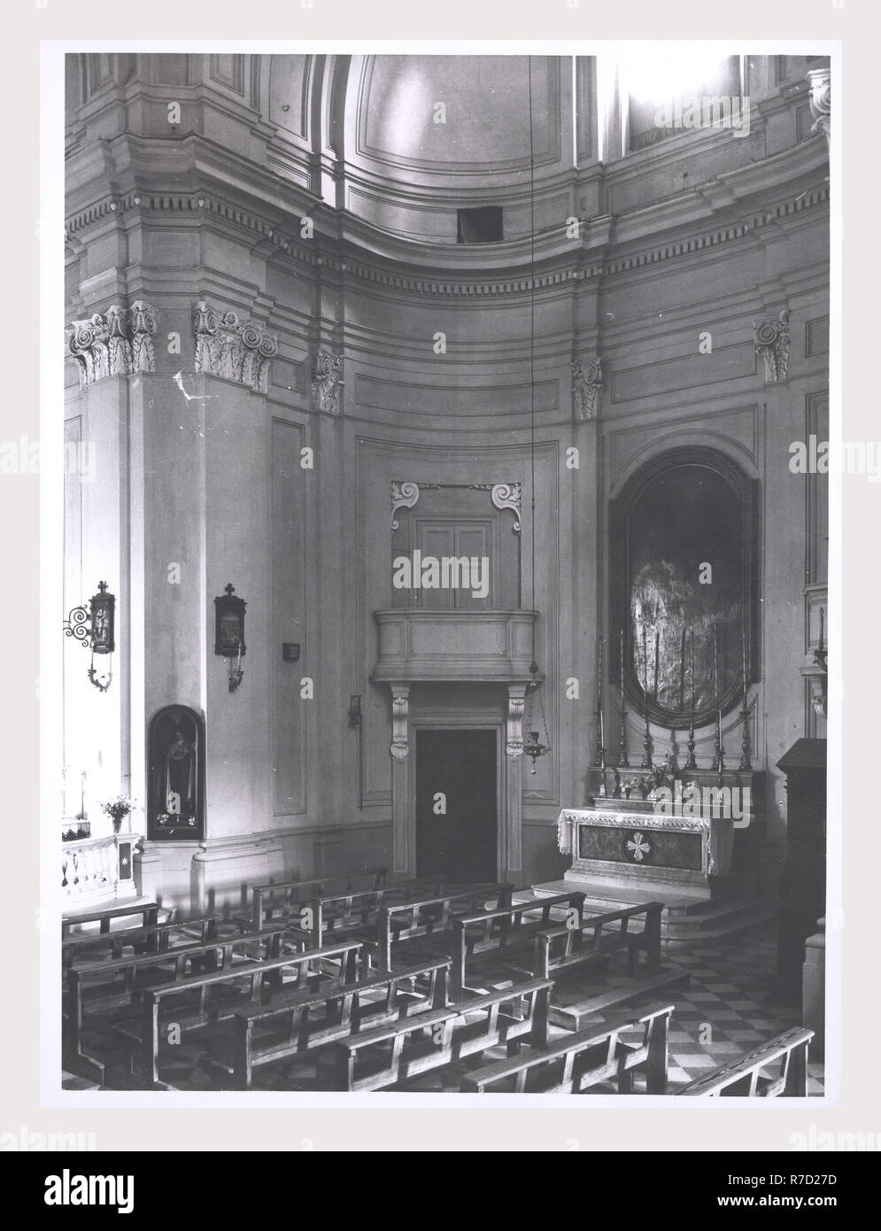 Latium Viterbo Oriolo Romano S. Giorgio, c'est mon l'Italie, l'Italie Pays de l'histoire visuelle, de l'architecture médiévale, la sculpture architecturale, lecturn candélabre Pascal et, de l'intérieur décoration en stuc. Cette église a été fondée au 16ème siècle, agrandie au 17ème siècle, remanié au xviiie siècle. Le bâtiment est la forme d'une croix grecque. Banque D'Images