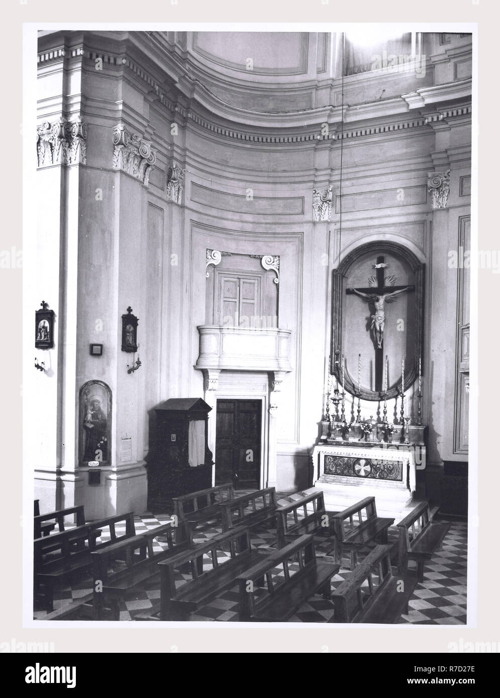 Latium Viterbo Oriolo Romano S. Giorgio, c'est mon l'Italie, l'Italie Pays de l'histoire visuelle, de l'architecture médiévale, la sculpture architecturale, lecturn candélabre Pascal et, de l'intérieur décoration en stuc. Cette église a été fondée au 16ème siècle, agrandie au 17ème siècle, remanié au xviiie siècle. Le bâtiment est la forme d'une croix grecque. Banque D'Images