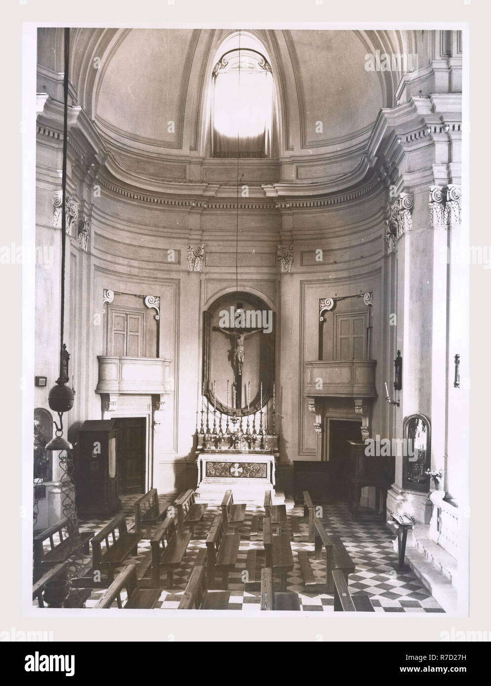 Latium Viterbo Oriolo Romano S. Giorgio, c'est mon l'Italie, l'Italie Pays de l'histoire visuelle, de l'architecture médiévale, la sculpture architecturale, lecturn candélabre Pascal et, de l'intérieur décoration en stuc. Cette église a été fondée au 16ème siècle, agrandie au 17ème siècle, remanié au xviiie siècle. Le bâtiment est la forme d'une croix grecque. Banque D'Images