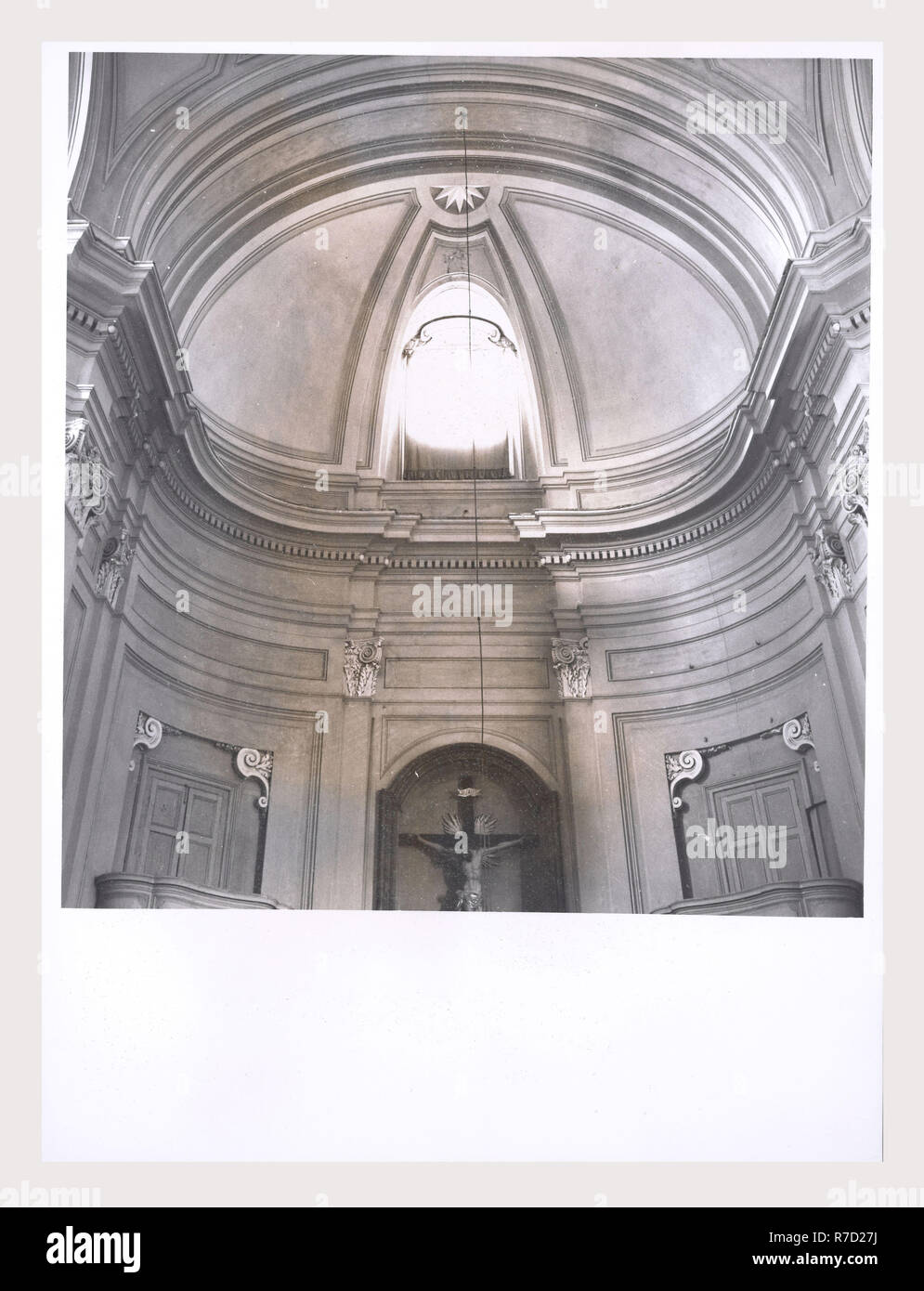 Latium Viterbo Oriolo Romano S. Giorgio, c'est mon l'Italie, l'Italie Pays de l'histoire visuelle, de l'architecture médiévale, la sculpture architecturale, lecturn candélabre Pascal et, de l'intérieur décoration en stuc. Cette église a été fondée au 16ème siècle, agrandie au 17ème siècle, remanié au xviiie siècle. Le bâtiment est la forme d'une croix grecque. Banque D'Images