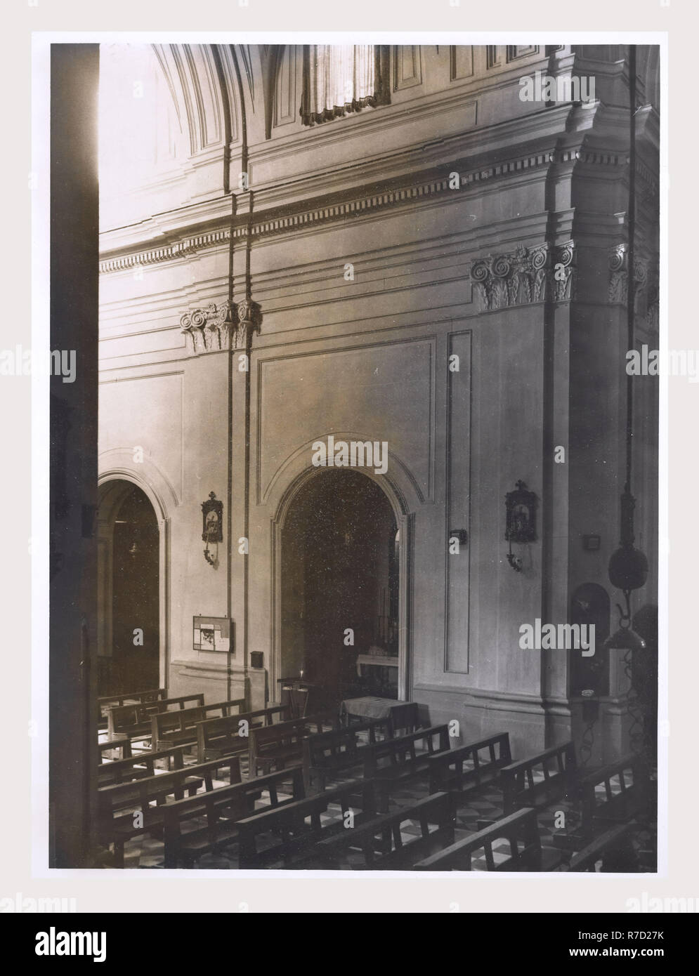 Latium Viterbo Oriolo Romano S. Giorgio, c'est mon l'Italie, l'Italie Pays de l'histoire visuelle, de l'architecture médiévale, la sculpture architecturale, lecturn candélabre Pascal et, de l'intérieur décoration en stuc. Cette église a été fondée au 16ème siècle, agrandie au 17ème siècle, remanié au xviiie siècle. Le bâtiment est la forme d'une croix grecque. Banque D'Images