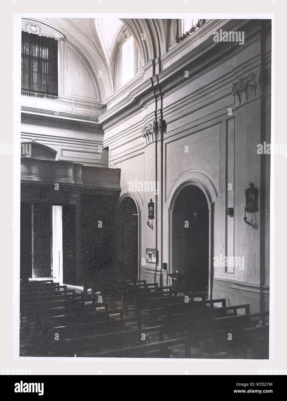 Latium Viterbo Oriolo Romano S. Giorgio, c'est mon l'Italie, l'Italie Pays de l'histoire visuelle, de l'architecture médiévale, la sculpture architecturale, lecturn candélabre Pascal et, de l'intérieur décoration en stuc. Cette église a été fondée au 16ème siècle, agrandie au 17ème siècle, remanié au xviiie siècle. Le bâtiment est la forme d'une croix grecque. Banque D'Images