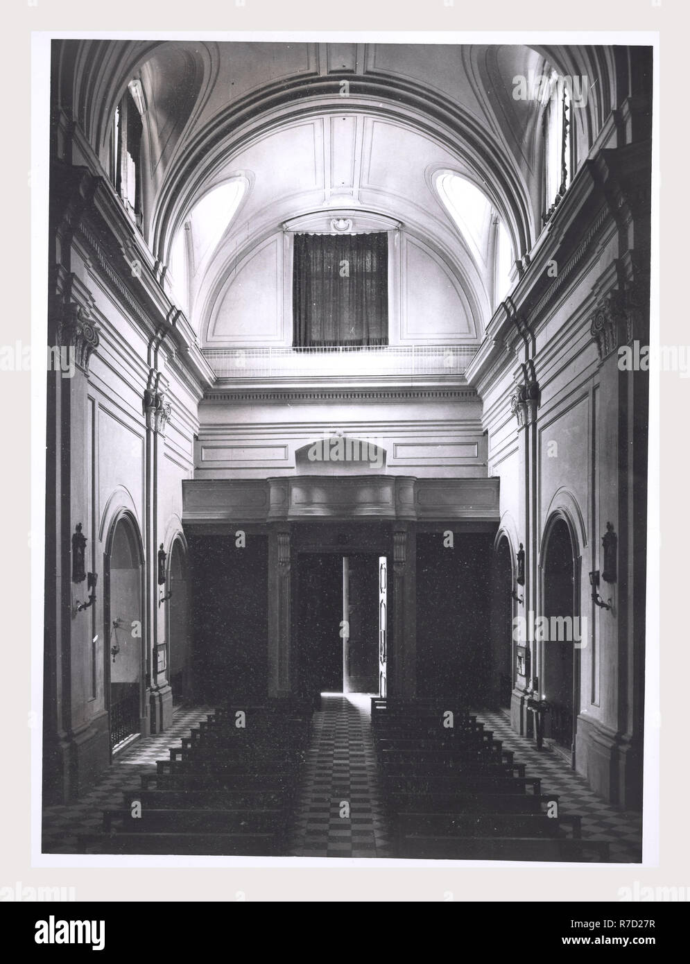 Latium Viterbo Oriolo Romano S. Giorgio, c'est mon l'Italie, l'Italie Pays de l'histoire visuelle, de l'architecture médiévale, la sculpture architecturale, lecturn candélabre Pascal et, de l'intérieur décoration en stuc. Cette église a été fondée au 16ème siècle, agrandie au 17ème siècle, remanié au xviiie siècle. Le bâtiment est la forme d'une croix grecque. Banque D'Images