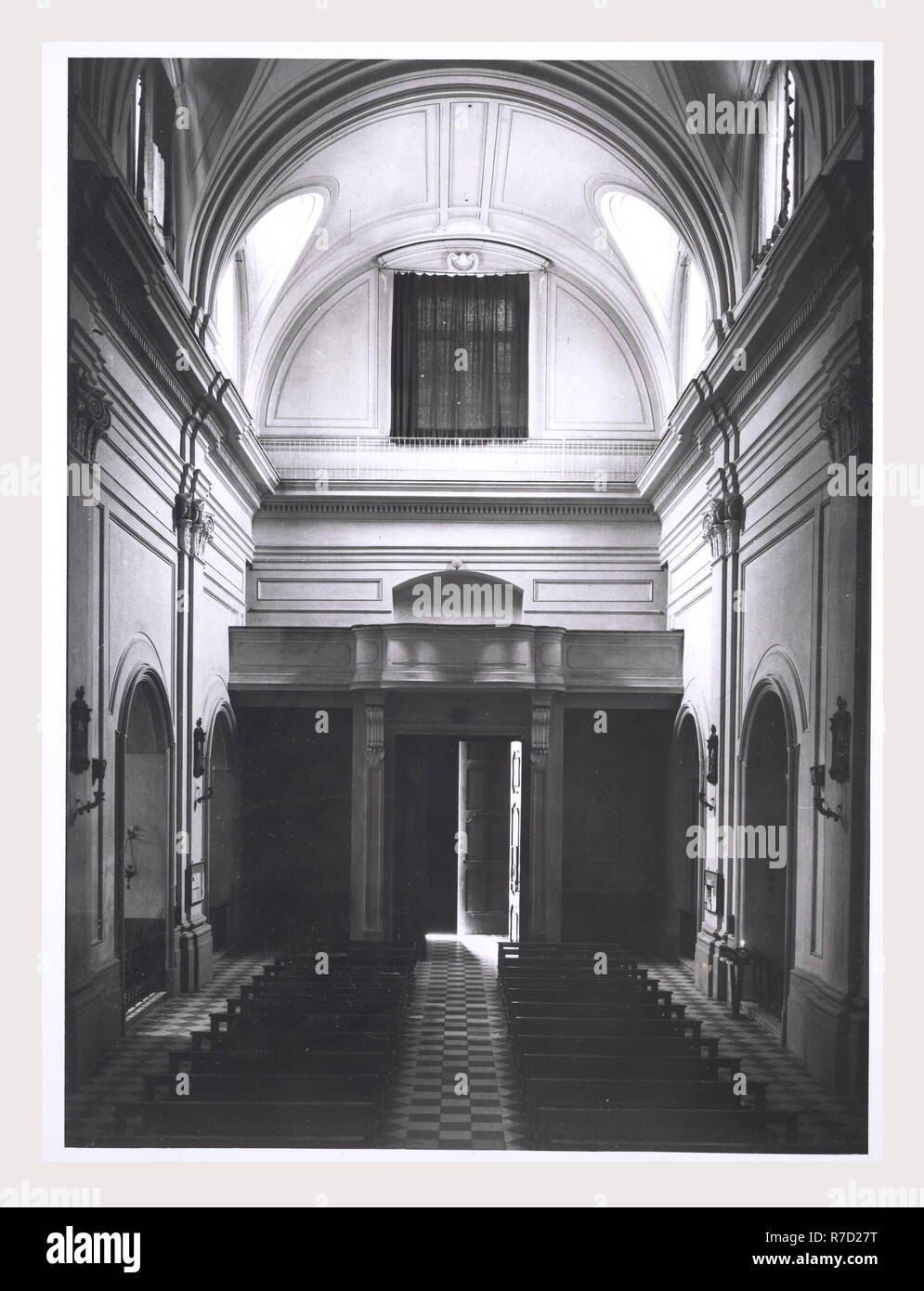 Latium Viterbo Oriolo Romano S. Giorgio, c'est mon l'Italie, l'Italie Pays de l'histoire visuelle, de l'architecture médiévale, la sculpture architecturale, lecturn candélabre Pascal et, de l'intérieur décoration en stuc. Cette église a été fondée au 16ème siècle, agrandie au 17ème siècle, remanié au xviiie siècle. Le bâtiment est la forme d'une croix grecque. Banque D'Images