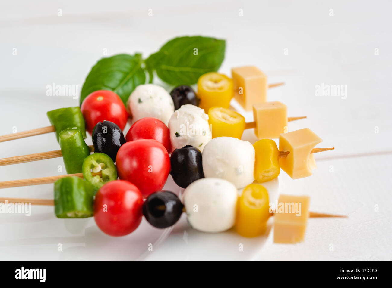 Apéritif sur stick avec divers légumes et fromage. Banque D'Images