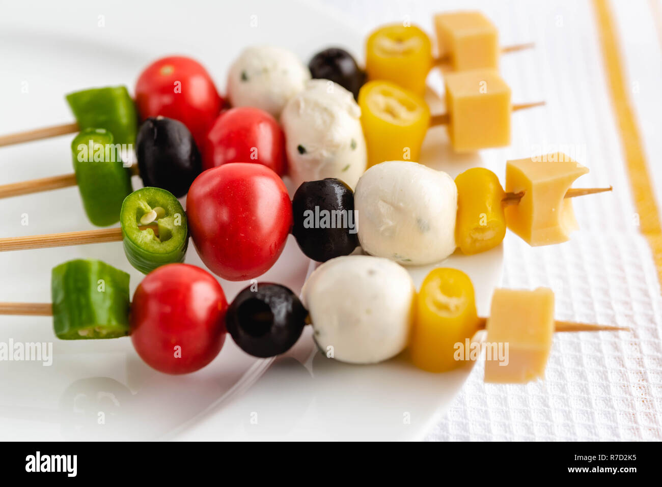Apéritif sur stick avec divers légumes et fromage. Banque D'Images