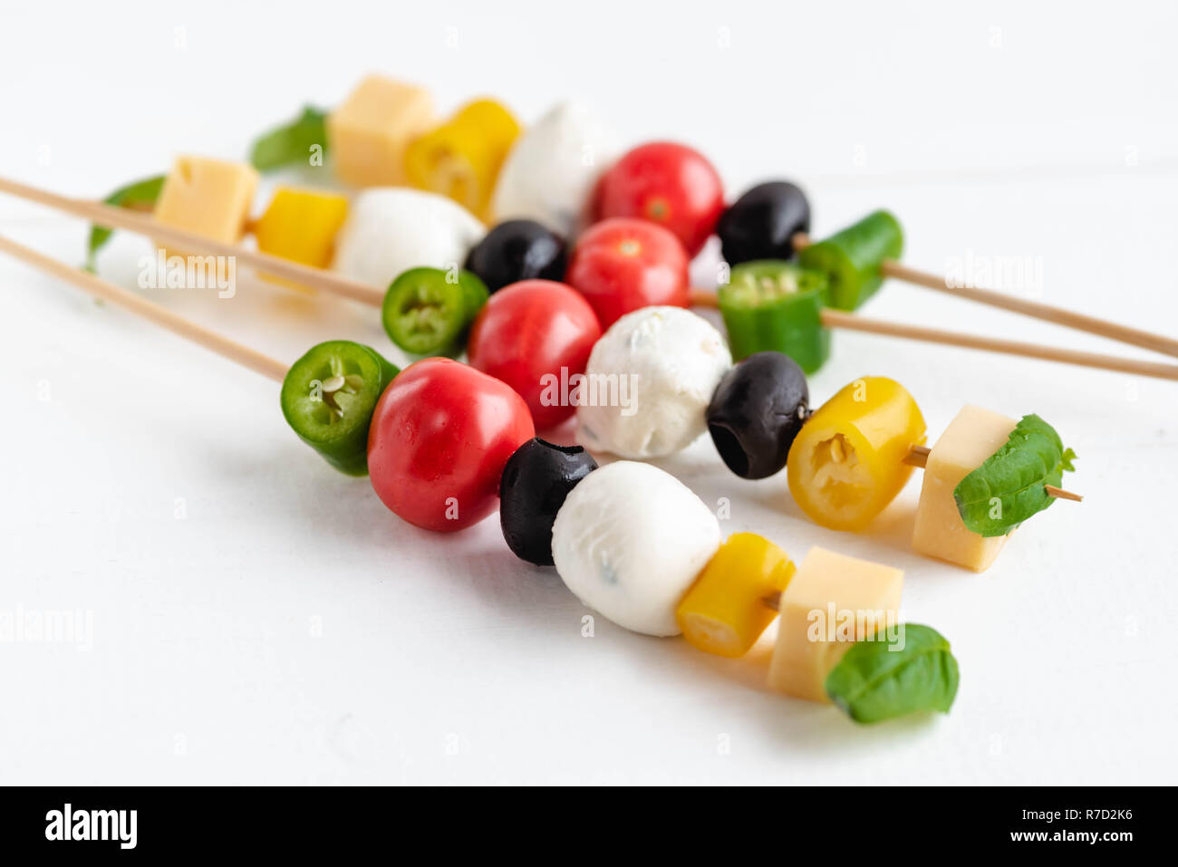 Apéritif sur stick avec divers légumes et fromage. Banque D'Images