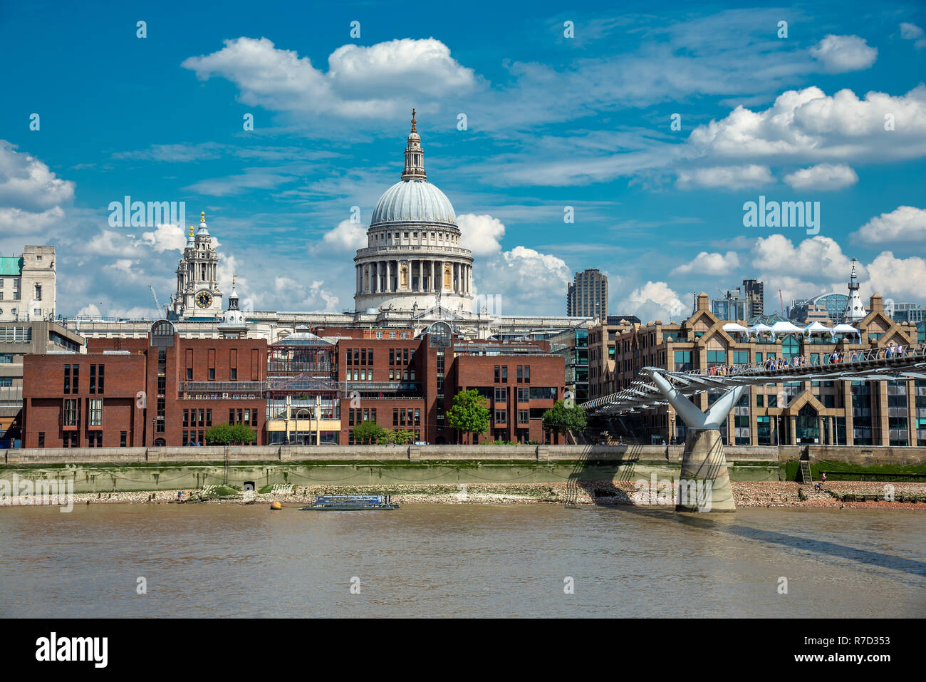 La Cathédrale St Paul et le pont du Millenium à Londres, Royaume-Uni Banque D'Images