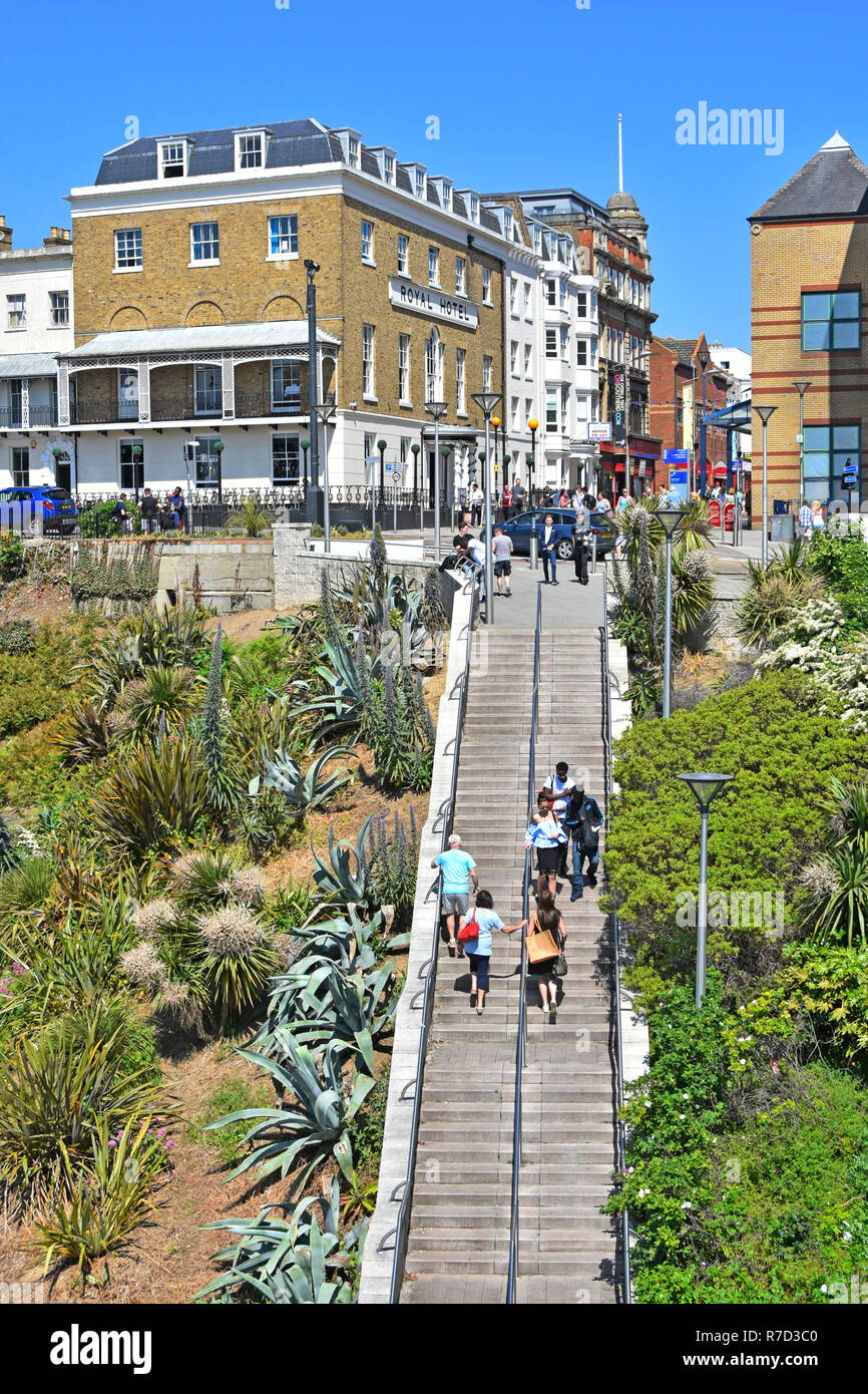 Southend on Sea people step up & down long escalier pas du front de mer station de vacances à Southend town center shopping high street Essex UK Banque D'Images