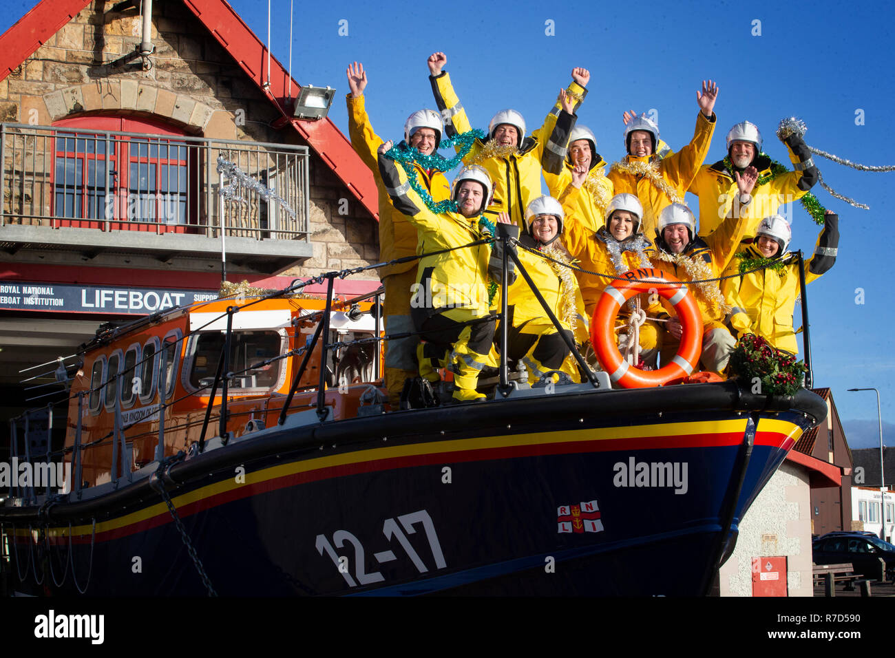 Les membres de l'Anstruther Royal National Lifeboat Institution (RNLI) se réunir avant la période des fêtes pour la pratique d'exercices à la station de sauvetage en Anstruther, Fife. Banque D'Images