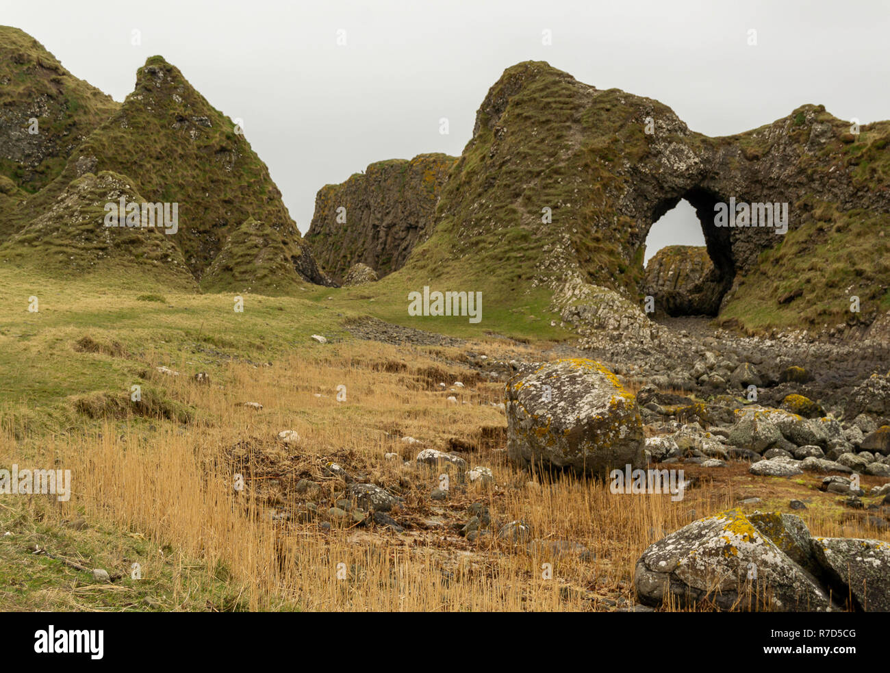 Sur l'arche naturelle de la côte d'Antrim Banque D'Images