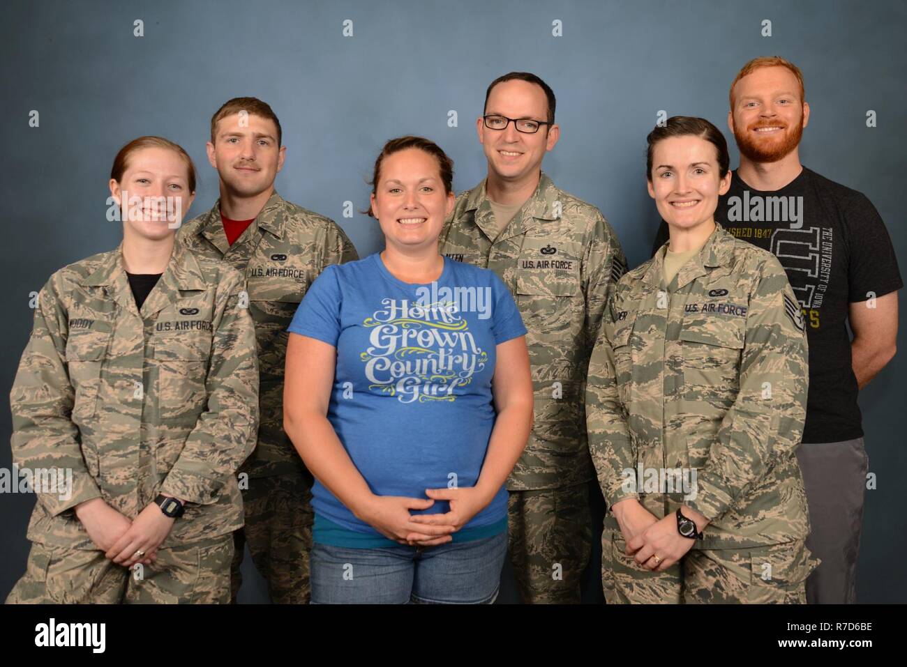 Les aviateurs américains et leurs conjoints se réunissent pour une photo sur la Journée de reconnaissance conjoint militaire chez Shaw Air Force Base, S.C., le 12 mai 2017. Le soutien et l'encouragement des conjointes de militaires, ainsi que les sacrifices qu'ils font, d'aider les membres de rester solide, prêt et concentré sur la fin de leurs missions. Banque D'Images