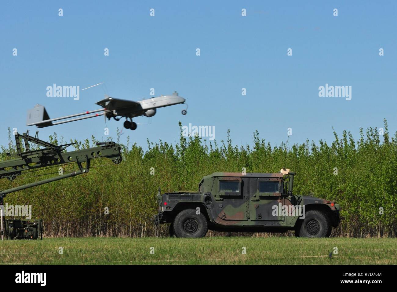 La Garde nationale du Wisconsin RQ7B l'ombre, un drone, prend son envol sur une mission de surveillance pendant l'exercice Maple résoudre 17 au Camp Wainwright, Alberta, Canada, le 17 mai 2017. Le véhicule aérien atteint une vitesse de 70 nœuds, soit environ 80 miles par heure, avant qu'il sorte de l'écran de lancement. Banque D'Images