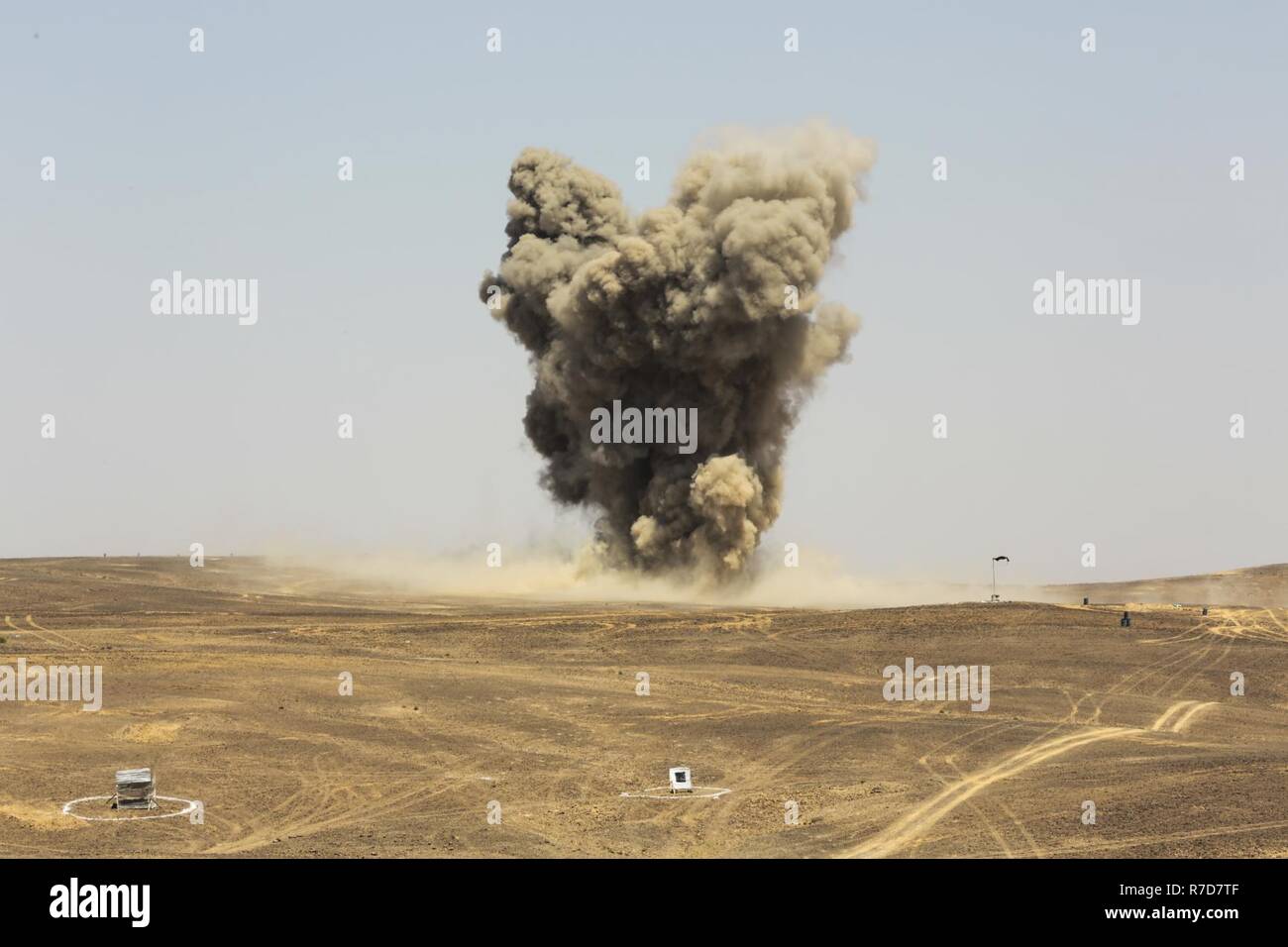 Jordanian chasseurs F-16 et AV-8B Harrier drop armes sur la simulation d'objectifs au cours de l'exercice de tir réel interarmes pendant 17 Lion avide, le 17 mai en Jordanie. Lion avide est un exercice multinational annuel visant à renforcer les relations d'armée à armée, d'accroître l'interopérabilité entre les pays partenaires, et de renforcer la sécurité et la stabilité régionales. Banque D'Images