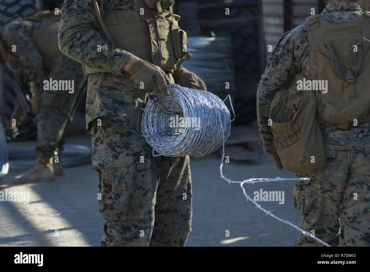 Les Marines américains attachés à but spécial air-sol marin Task Force 7 Placer le fil près de Otay Mesa, Californie, le 27 novembre 2018. Commandement du Nord des États-Unis est fournir du soutien militaire au Ministère de la sécurité intérieure et la U.S. Customs and Border Protection pour sécuriser la frontière sud des États-Unis. Banque D'Images