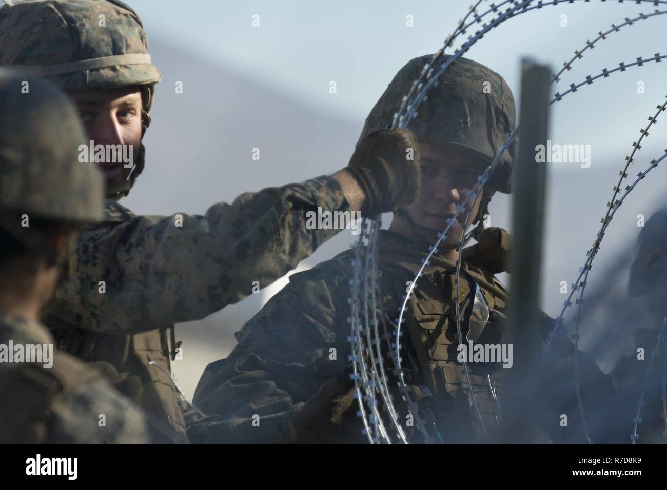 Les Marines américains attachés à but spécial air-sol marin Task Force 7 Placer le fil près de Otay Mesa, Californie, le 27 novembre 2018. Commandement du Nord des États-Unis est fournir du soutien militaire au Ministère de la sécurité intérieure et la U.S. Customs and Border Protection pour sécuriser la frontière sud des États-Unis. Banque D'Images