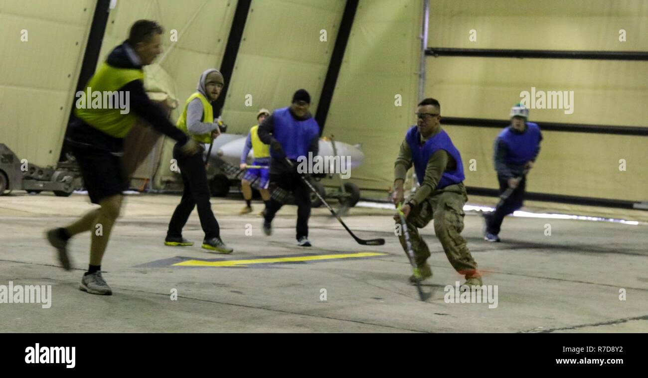 Les soldats de l'armée américaine et les forces canadiennes jouent du hockey de rue à la base aérienne de Mihail Kogălniceanu, la Roumanie, le 28 novembre 2018. La participation à des activités de loisirs, permet aux États-Unis de continuer à améliorer les relations avec nos alliés et partenaires. Banque D'Images