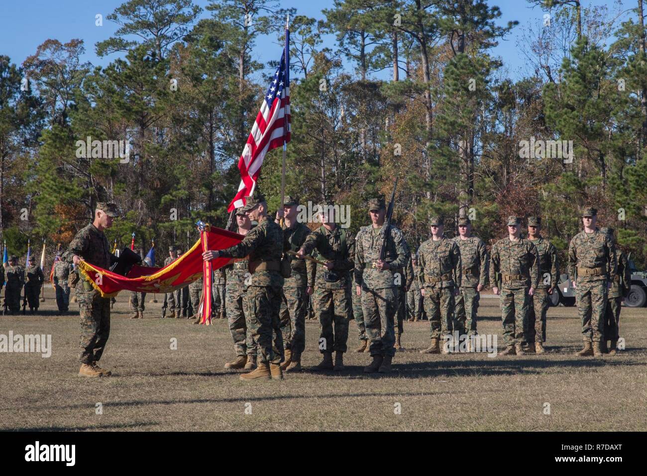Les Marines américains avec 27 Régiment de logistique de combat, 2e Groupe Logistique Maritime, stand en formation au cours d'une cérémonie de désignation à nouveau au Camp Lejeune, en Caroline du Nord, le 29 novembre 2018. La désignation de l'unité a été changé de régiment siège à CLR-27 continue de mettre l'accent sur la déployabilité, la guerre, et l'intégration des capacités requises pour exécuter la mission du Corps des Marines. Banque D'Images