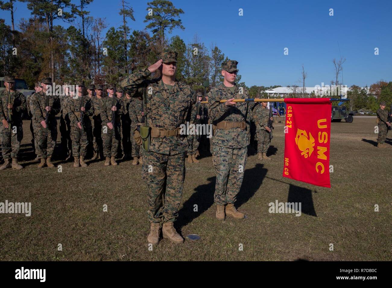 Le capitaine du Corps des Marines américain Adam Deitrich, commandant de compagnie de logistique de combat, de l'Administration centrale 27, 2e Régiment de Marine Logistics Group, rend hommage au cours d'une cérémonie de désignation à nouveau au Camp Lejeune, en Caroline du Nord, le 29 novembre 2018. La désignation de l'unité a été changé de régiment siège à CLR-27 continue de mettre l'accent sur la déployabilité, la guerre, et l'intégration des capacités requises pour exécuter la mission du Corps des Marines. Banque D'Images