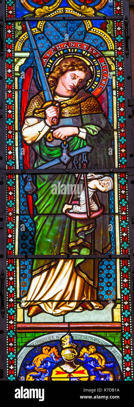 L'Archange Michael Échelles Justice Vitraux Baptistère de Saint-Jean Cathédrale Piazza del Miracoli Pisa Toscane Italie. Achevé en 1363. Banque D'Images