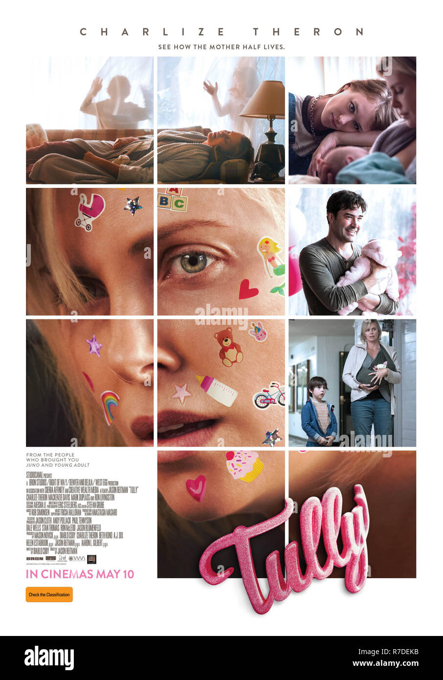 DATE DE SORTIE : Avril 20, 2018 Title : Tully STUDIO : Focus Réalisateur : Jason Reitman PLOT : Marlo, mère de trois enfants dont un nouveau-né, qui est doué d'une bonne nuit par son frère. Hésitant de l'extravagance dans un premier temps, Marlo vient de former un lien unique avec l'analyse sérieuse, surprenant, et parfois un défi jeune nounou nommée Tully. Avec : CHARLIZE THERON comme Marlo Affiches (crédit Image : © Focus/photos) Banque D'Images