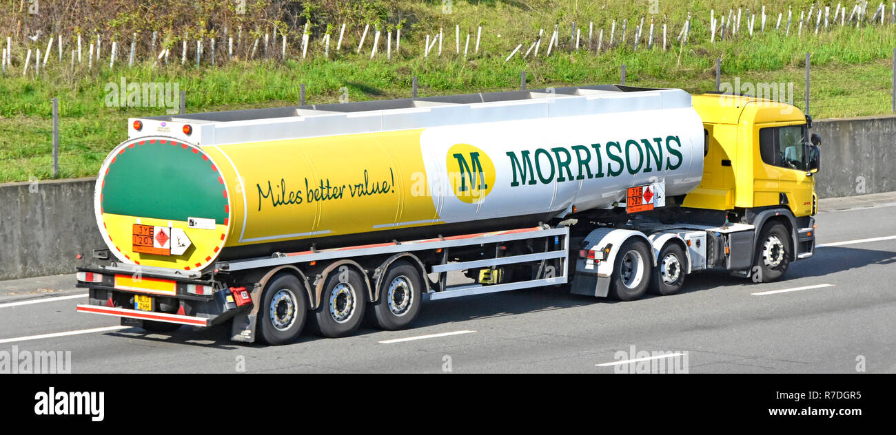 Supermarché Morrisons Camion Camion de la chaîne d'approvisionnement logistique & transport de carburant diesel essence articulé service pétrolier d'autoroute Essex England UK Banque D'Images