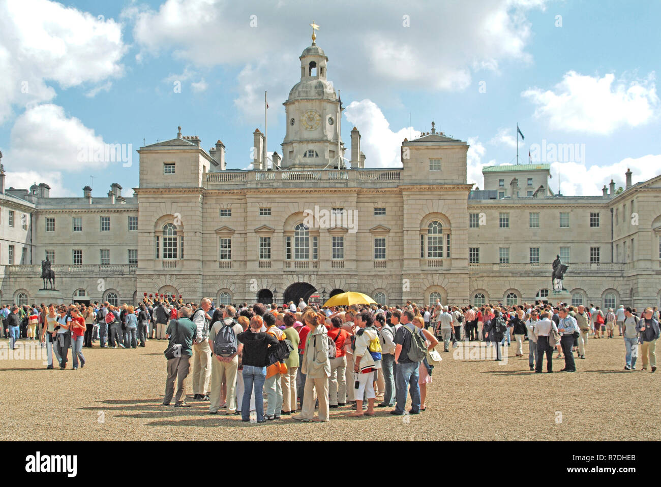 Les touristes Horse Guards Parade & bâtiment historique à la relève de la garde de l'événement touristique guide touristique groupe de personnes Westminster London England UK Banque D'Images