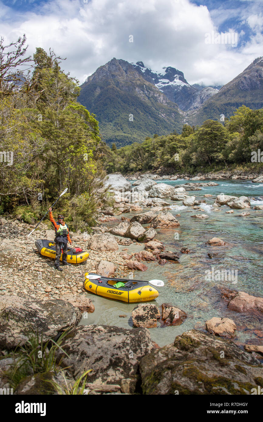 Packrafting dans Parc National de Fiordland, Nouvelle-Zélande Banque D'Images