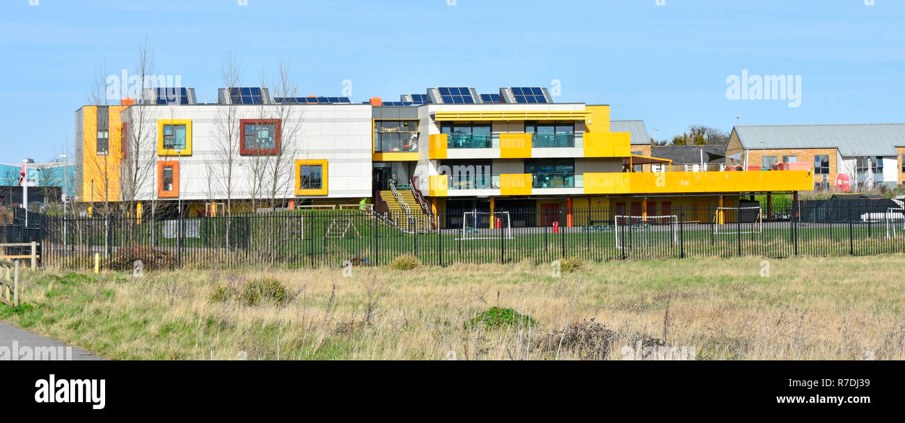 Nouveau moderne 2012 l'école primaire coloré building & aire de jeux à proximité de développement du logement de garnison Shoebury Southend Essex Shoeburyness UK Banque D'Images