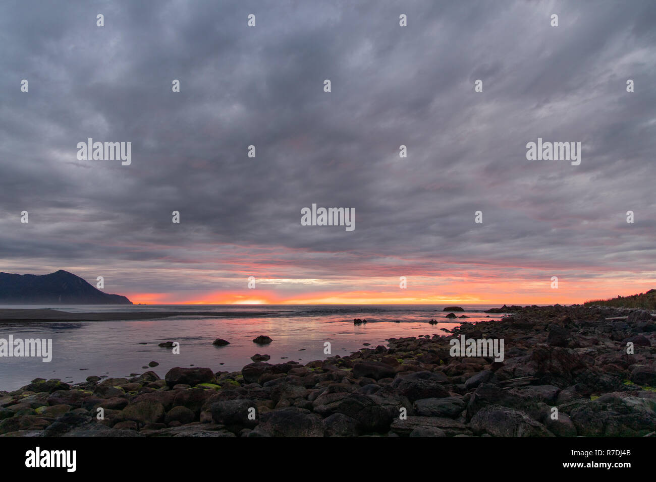 Coucher du soleil à Big Bay, côte ouest, Nouvelle-Zélande Banque D'Images