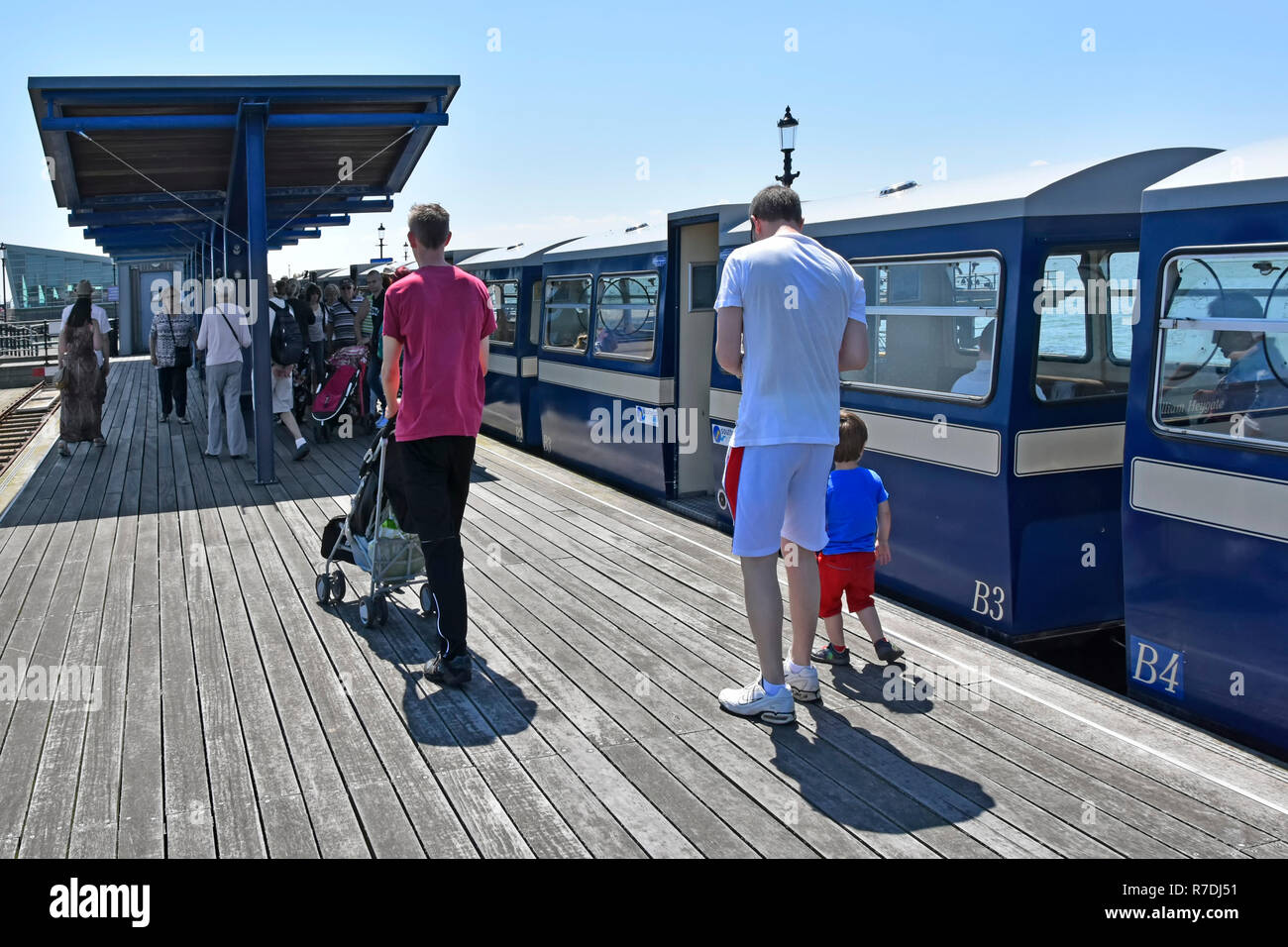 Célèbre Thames Estuary Southend Pier Head les transports publics de la gare de train de passagers sur la plate-forme de retourner à Southend on Sea Essex England UK Banque D'Images