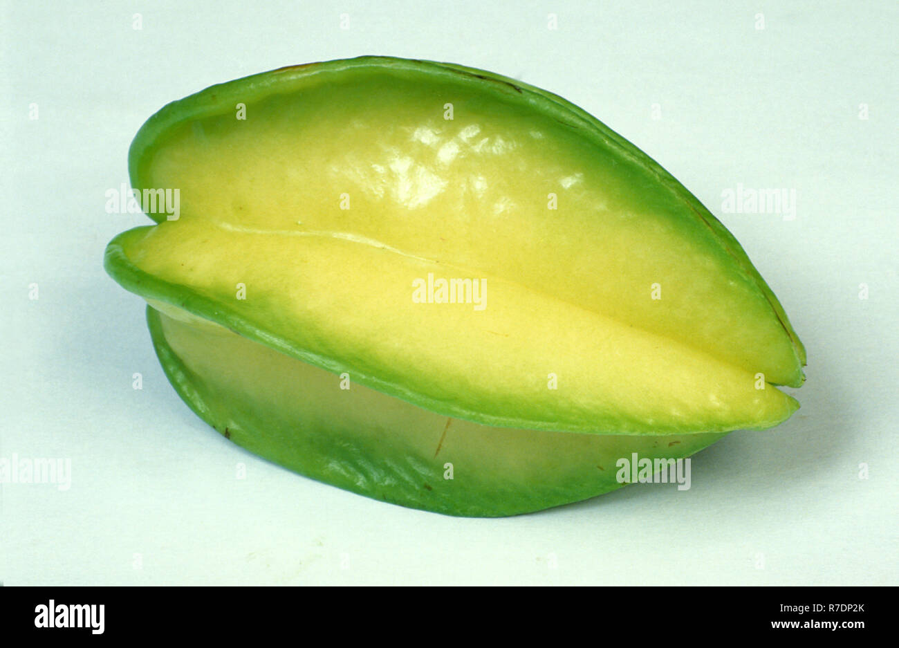 La carambole ou caramboles, est le fruit d'Averrhoa carambola. La star fruit a cinq golden-ailes qui révèlent un motif en forme d'étoile lorsqu'il est coupé. Banque D'Images