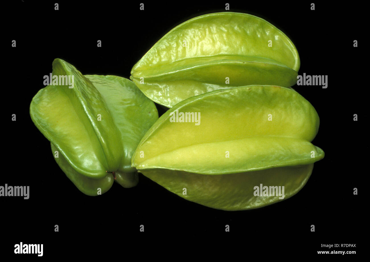 La carambole ou caramboles, est le fruit d'Averrhoa carambola. La star fruit a cinq golden-ailes qui révèlent un motif en forme d'étoile lorsqu'il est coupé. Banque D'Images