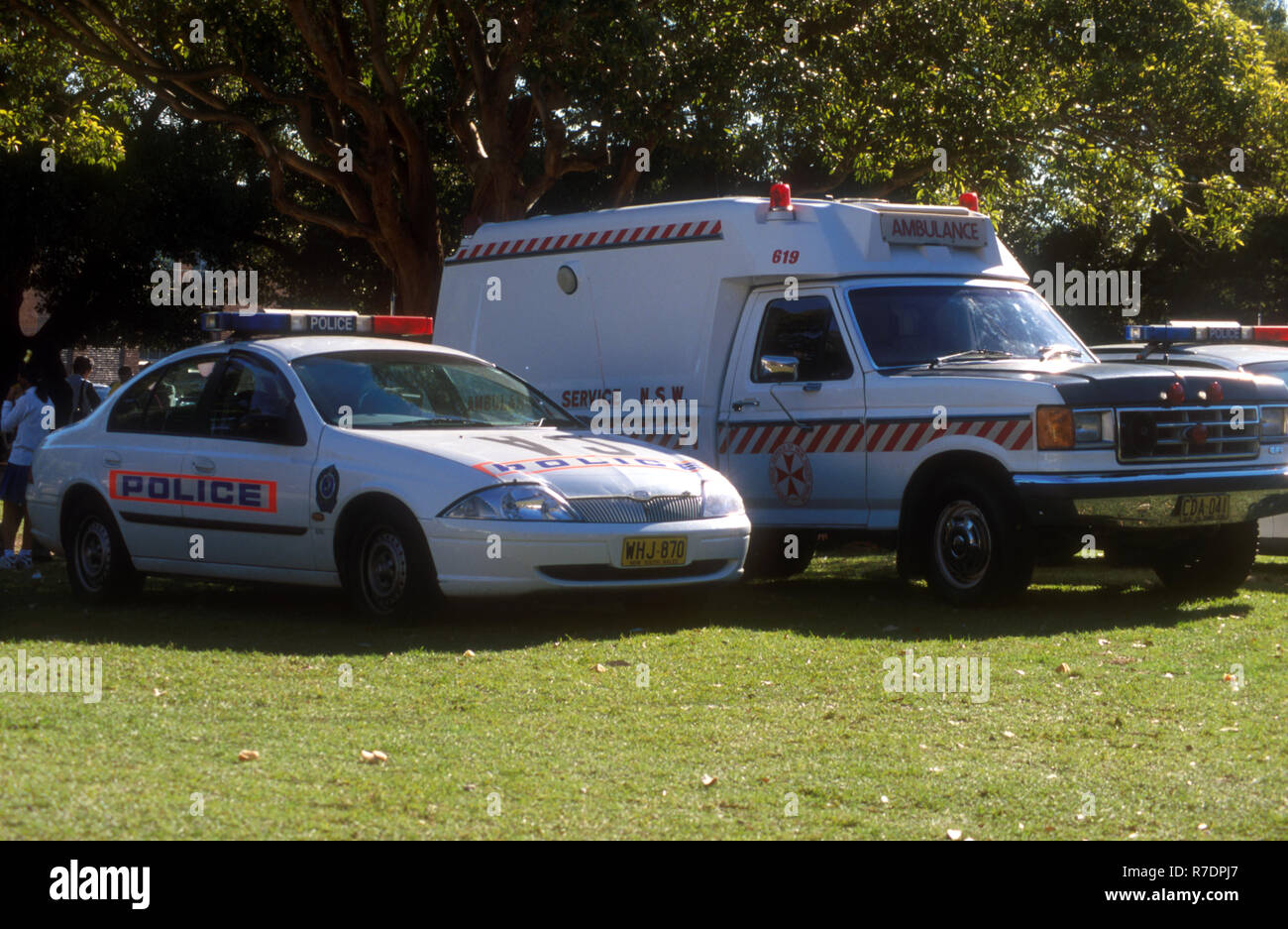 Les services d'urgence, les véhicules en stationnement Nouvelle Galles du Sud en stationnement à côté de l'AMBULANCE UNE VOITURE DE POLICE À l'extérieur de divertissement, de l'Australie Banque D'Images