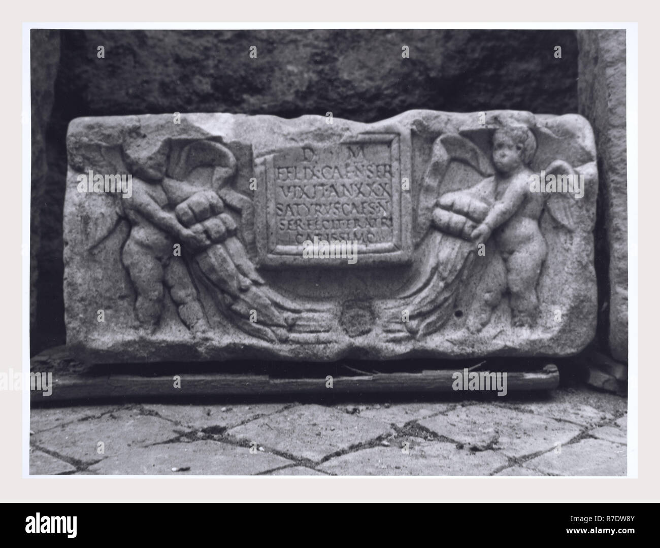 Latium Viterbe Tarquinia Palazzo Vitelleschi, c'est mon l'Italie, l'Italie Pays de l'histoire visuelle, une vue sur l'extérieur du palais et musée ainsi qu'une vue sur la cour intérieure et une vue sur l'intérieur des voûtes. 15e 100. architecture gothique 1436-39, 1460-90. À l'intérieur de palazzo est la Cappella gentilizia, 15ème siècle, et l'antecappella, avec des fresques de l'histoire de Lucrèce en alternance avec les vertus cardinales. Antiquités faïence phénicien. Des sarcophages étrusques bronze céramique met en œuvre des armes, des navires, des miroirs, des candélabres. Bijoux en or. Masques de terre cuite, statuettes et objets votifs. M romain Banque D'Images