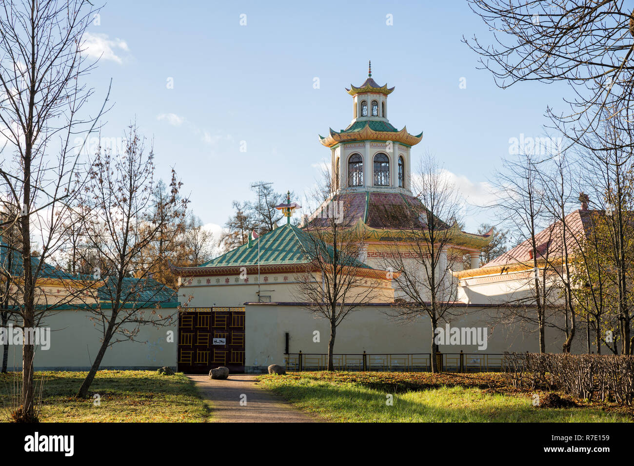 Village chinois dans la région de Alexander Park sur une journée ensoleillée à la fin de l'automne, Tsarskoye Selo, Saint-Pétersbourg, Russie Banque D'Images Village chinois dans la région de Alexander Park sur une journée ensoleillée à la fin de l'automne, Tsarskoye Selo, Saint-Pétersbourg, Russie Banque D'Images
