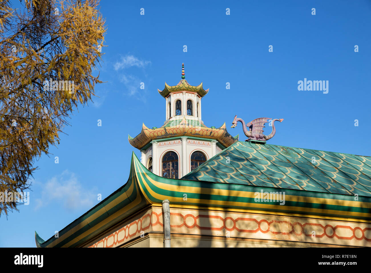 Dragon, un fragment de la décorations de la village chinois dans la région de Alexander Park, Tsarskoye Selo, Saint-Pétersbourg, Russie Banque D'Images Dragon, un fragment de la décorations de la village chinois dans la région de Alexander Park, Tsarskoye Selo, Saint-Pétersbourg, Russie Banque D'Images