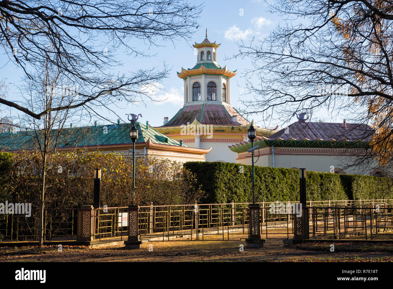 Village chinois dans la région de Alexander Park sur une journée ensoleillée d'automne, Tsarskoye Selo, Saint-Pétersbourg, Russie Banque D'Images Village chinois dans la région de Alexander Park sur une journée ensoleillée d'automne, Tsarskoye Selo, Saint-Pétersbourg, Russie Banque D'Images
